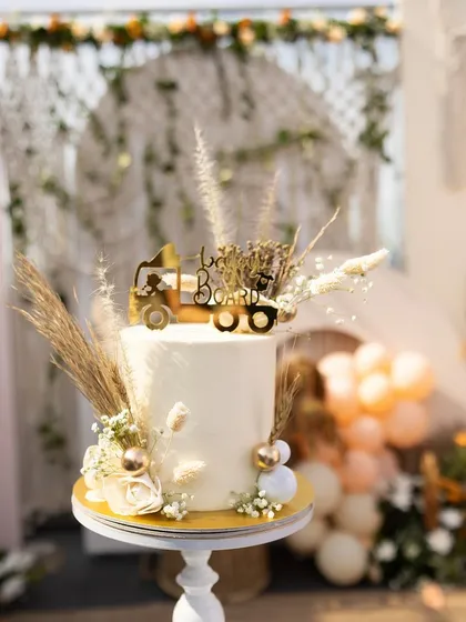 My services extend to elegant celebrations like baby showers, where attention to detail is key. This beautiful boho-themed cake with dried florals shows my commitment to creating stylish and sophisticated dessert tables for any occasion.