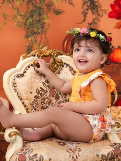 A sweet little pumpkin! This autumn-themed shoot uses warm colors, pumpkins, and candles to create a cozy and magical fall atmosphere.