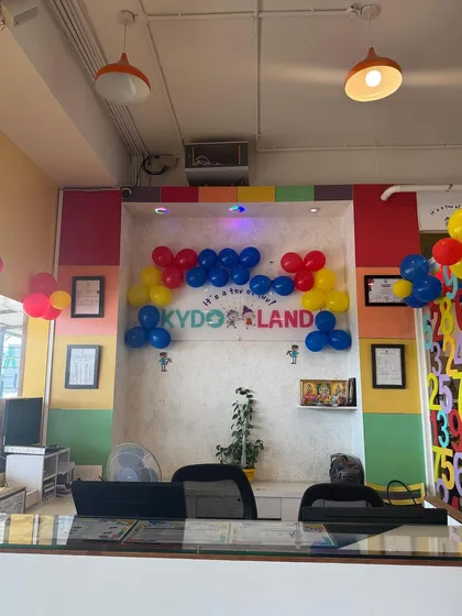 This is the welcome you receive at Kydoland. Our reception desk, decorated with balloons, is the gateway to a world of fun and excitement.
