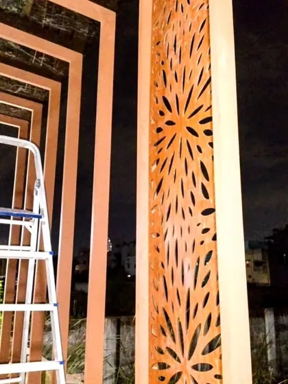 Here is a close-up of our team installing a custom CNC laser-cut panel onto a pergola column. This level of detail and precision is what defines our work, adding a sophisticated touch to the final structure.