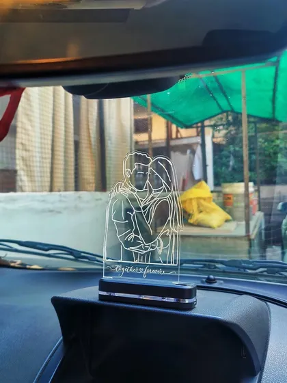 Here's the wireless LED sketch lamp on a car dashboard. Since it's rechargeable and compact, you can take your memories with you wherever you go.