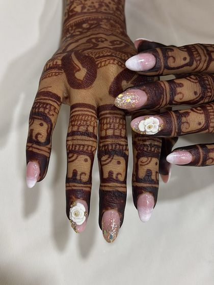 Another angle of this gorgeous bridal set, showing how the white ombre and 3D flowers stand out against the dark mehndi.