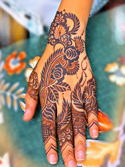 A chic Arabic-inspired design on the back of the hand, perfect for a modern look.