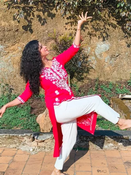 Finding a moment to reconnect with my classical roots in the beautiful outdoors of Coorg. This semi-classical pose, with graceful hand mudras and form, shows the blend of elegance and expression I teach in my fusion classes.