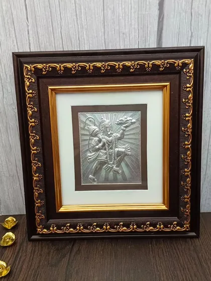 Yeh 999 silver-plated Hanuman ji ka frame hai, jismein unhe Sanjeevani parvat uthaye hue dikhaya gaya hai.