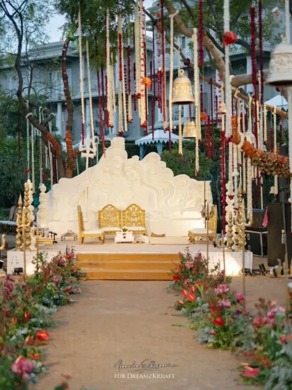 Inspired by the divine love of Shiva and Parvati, this ceremony featured a custom-sculpted backdrop. The aisle was lined with illuminated trishuls and chiming bells, creating a deeply spiritual and personal atmosphere.
