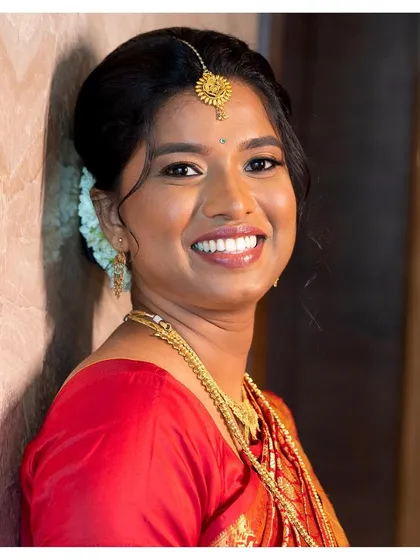 The beautiful Malayali bride, Jisha. Her look was all about celebrating tradition with gold hues on the eyes, fresh mogra in her hair, and a radiant, skin-like finish that glowed with happiness.