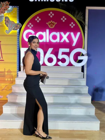 A side profile of the black gown at the Samsung launch event.