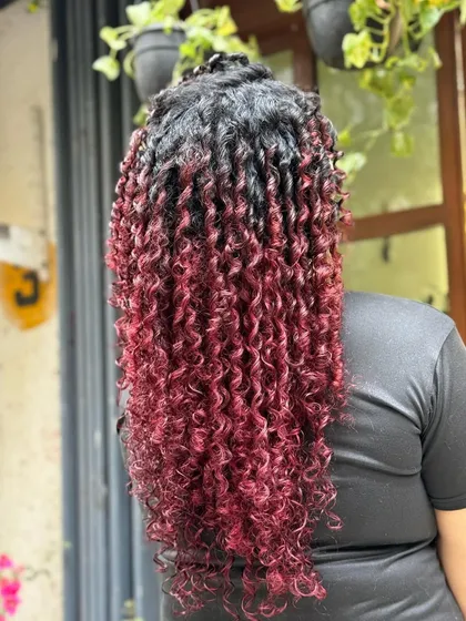 These vibrant Berry Swirls are a perfect example of a bold, no-bleach color transformation. The rich red tones make the curls stand out while maintaining their structure and shine.