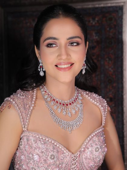 A smile that lights up the room. This soft glam look, with its rosy cheeks and natural-looking skin, is perfect for a bride who wants to look fresh and radiant.