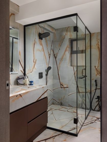A symphony of sophistication and serenity. This bathroom uses creamy marble with veins of bright yellow and rich brown, creating a clean, minimal, and carefully curated sanctuary.