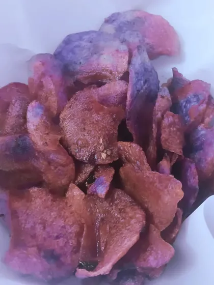 Crispy, homemade Ratalu (purple yam) chips. These vibrant chips are a nostalgic snack for me, bringing the authentic taste of Gujarat to my kitchen in Gurgaon.