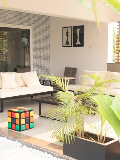 This client wanted to add a nice view to their home gym. I created this relaxing lounge area right outside, so they can breathe in some fresh air and enjoy the greenery after a workout. It’s all about prioritizing your health and well-being.