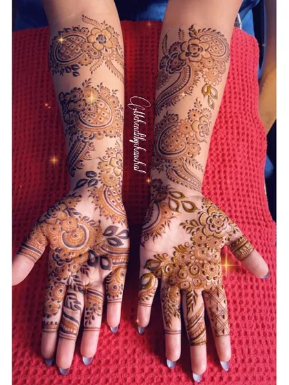 The same Indo-Arabic design, showing the rich color of the henna stain.