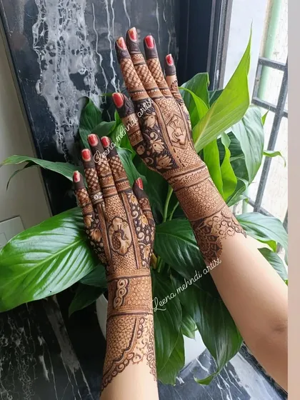 A simple yet elegant design with a rich, dark stain. The pattern features peacock and dot-work details, perfect for a guest who wants a traditional touch.