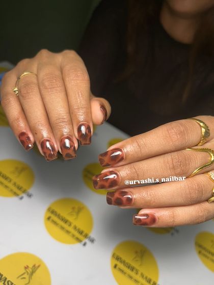 A classic and chic animal print. This tortoiseshell design has rich, warm brown tones and a glossy finish, making it a timeless and sophisticated choice.