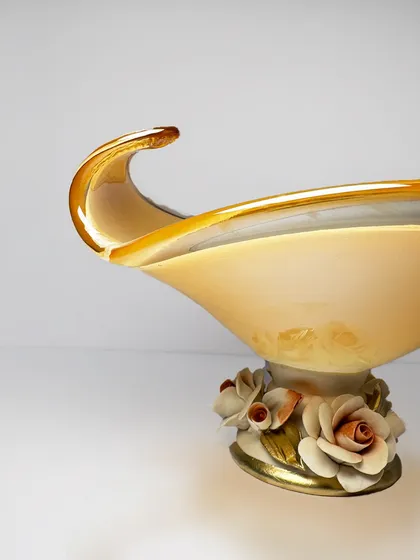 A closer look at the curved lip and warm tones of the Murano vase. The craftsmanship is evident in every fluid line, making it a piece of art to be treasured.