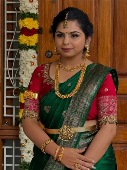 Here is the lovely Nischitha ready for her pre-wedding rituals. We chose a classic South Indian look with traditional gold jewellery, a neat bun, and makeup that highlights her natural elegance.