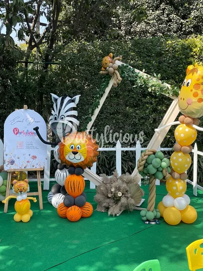 A full view of our fun and interactive setup at the Jungly Wellness Festival. We created a whole family of balloon animals, including a giraffe, lion, and zebra, to create a playful photo opportunity for kids.