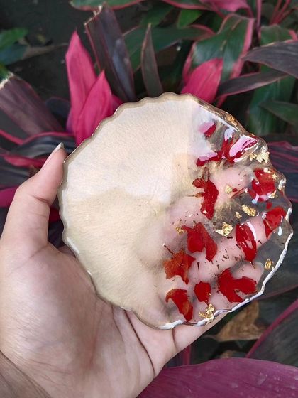 This geode-style coaster combines a creamy base with a clear section filled with preserved red flower petals and gold flakes, creating a warm and romantic feel.