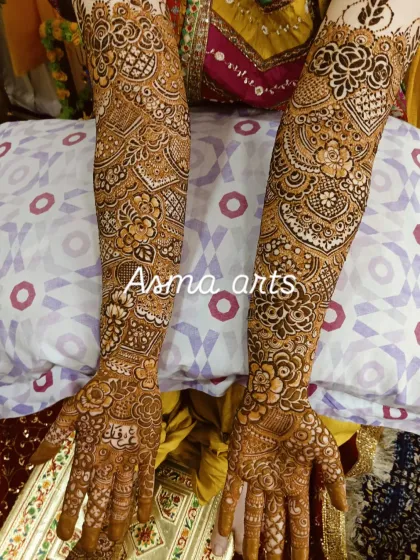 Here is another example of my heavy, full-coverage mehendi. The patterns are tightly packed to ensure a stunning and dark result once the henna stain develops.