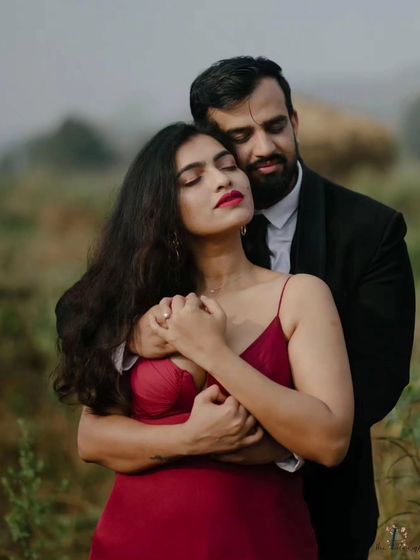 A tender embrace in a beautiful, wild field. This photo captures a feeling of peace and deep connection, highlighting the emotional storytelling aspect of my photography.