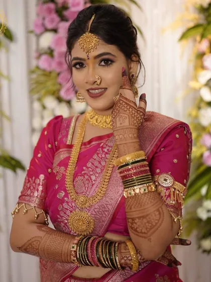 Happy customers, happy us! This client looks absolutely radiant in our traditional South Indian rental jewellery, perfect for her wedding day.