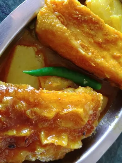 Aloo diye Katla Maachher Patla Jhol, a comforting and light fish curry with potatoes. A dash of lemon squeezed over it before eating with warm rice makes it absolutely perfect.
