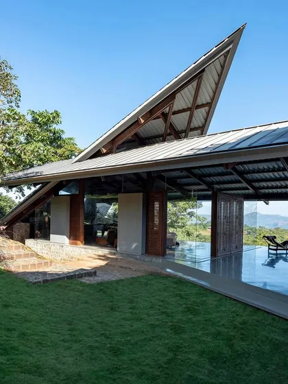 The design of the Lateral Verandah House creates a powerful connection to the outdoors, with the living space flowing directly onto a grassy lawn and pool deck.