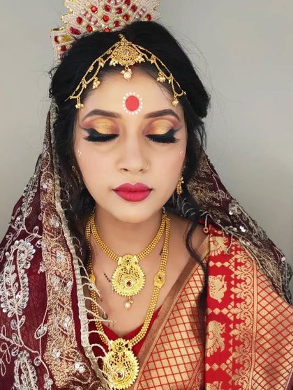 A close-up of the halo eye makeup, showing the beautiful blend of colours and the dramatic lashes.