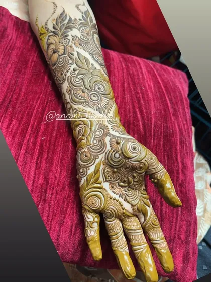 A diagonal or 'bel' style pattern for a full bridal look. This design creates a beautiful flow across the hand and arm, combining swirls, florals, and leafy motifs.