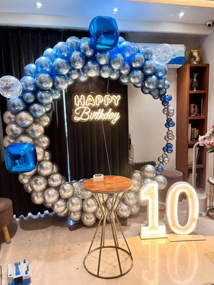 A clear photo of the 10th birthday setup with a different style of cake table.
