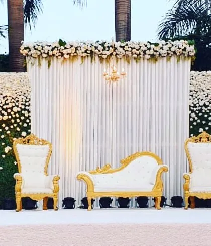 A classic and elegant outdoor reception stage. I used a wall of white flowers as the backdrop, creating a clean, timeless, and luxurious setting for the couple.