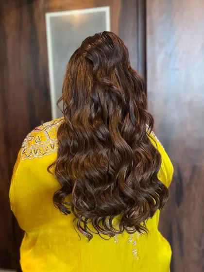 The final result of the cocktail party hairstyle. The voluminous waves are glossy and perfectly formed, ready to last all night.