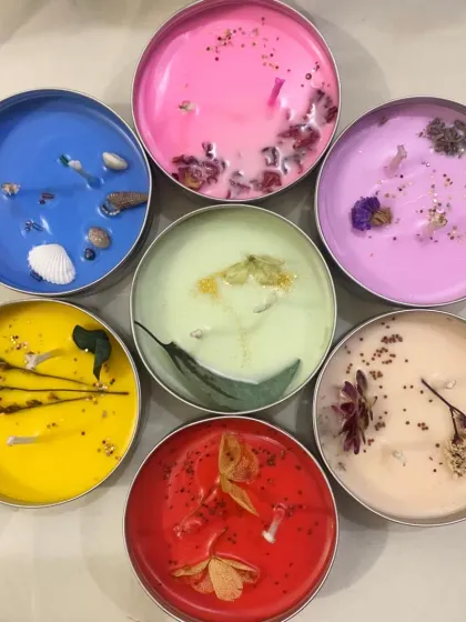 A rainbow of good vibes just for you. This collection of tin candles is inspired by the seven chakras, each one filled with unique colors and natural decorations like dried flowers, herbs, and seashells. They are perfect for bringing balance, color, and positive energy into your daily life.