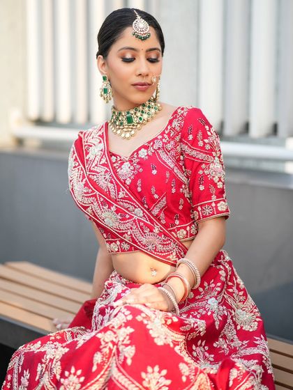 A complete bridal look featuring a heavy, gold-plated Kundan necklace, haath phool, and maang tikka, all available for rent.