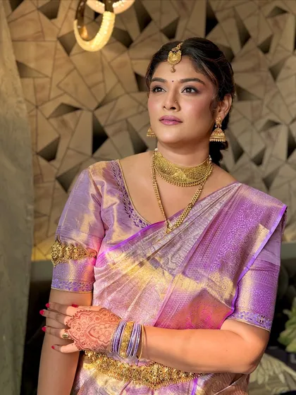 I have a special love for creating traditional South Indian bridal looks. This look features classic gold temple jewelry, a radiant base, and defined eyes that honor tradition while feeling fresh and modern.