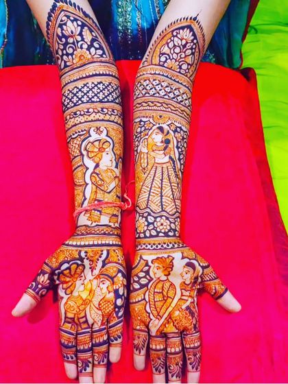 This design features multiple portraits of the couple and their family. The use of dark and light shading makes the figures stand out beautifully.