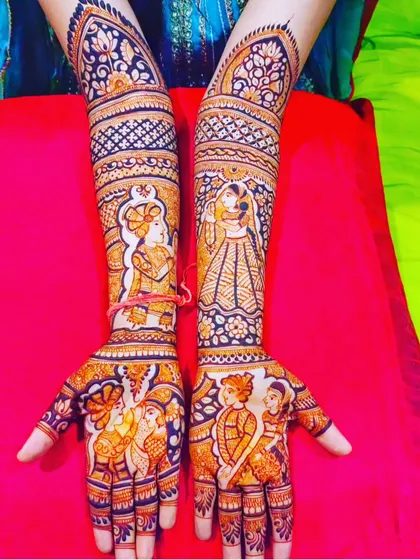 This design features multiple portraits of the couple and their family. The use of dark and light shading makes the figures stand out beautifully.