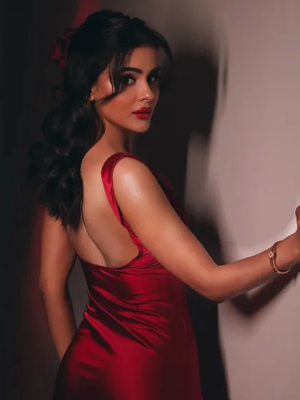 The full look, showing how the simple, elegant makeup complements the striking red gown.