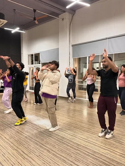 The whole class practicing a move in sync during a workshop. The collective energy is amazing.
