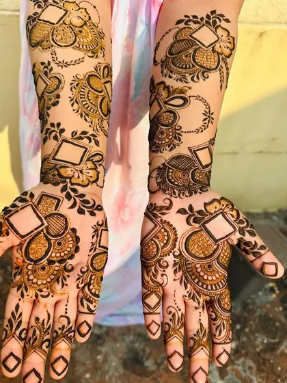 For a more modern look, I create contemporary henna designs like this Dubai-style pattern. It uses bold geometric shapes, clean lines, and open spaces for a chic and stylish effect that looks stunning.