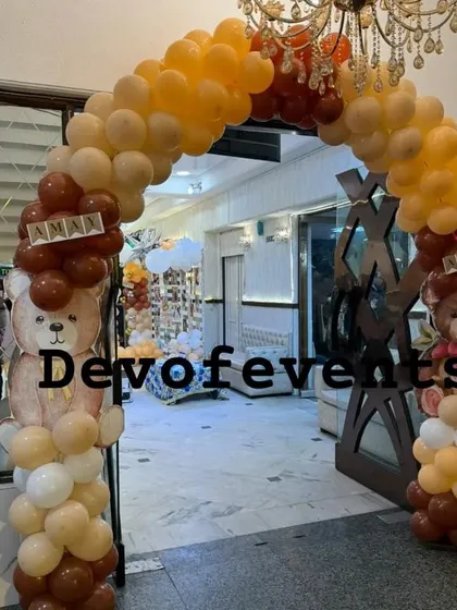 A full view of the teddy bear themed entrance arch. This design uses balloon columns topped with teddy bear cutouts to frame the doorway into the party.