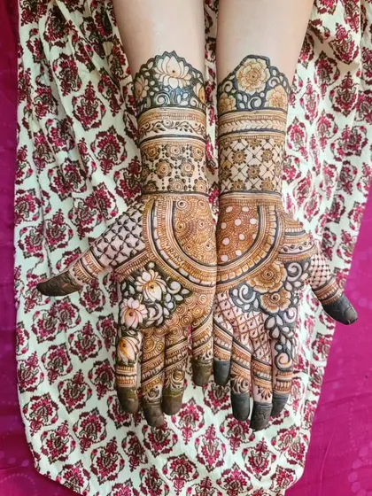 An elegant floral henna where the elements complement each other without being a perfect mirror image. This asymmetrical design uses lotuses and grids to create a dynamic and modern bridal look.
