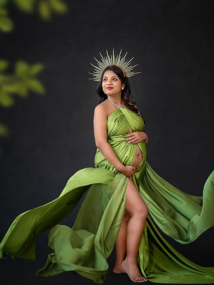 The final result of our goddess session. A powerful and graceful portrait of the mother-to-be, radiating strength and beauty.