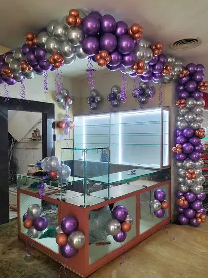 A stylish balloon arrangement in purple, silver, and copper for a new retail kiosk. We can adapt our designs to fit smaller spaces like counters and indoor stalls.