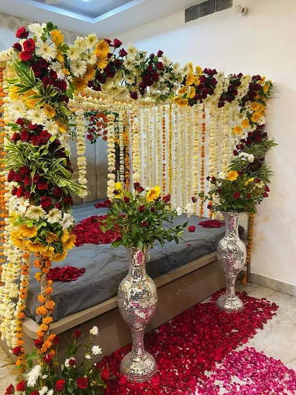 Another angle of the wedding room decoration, showing the beautiful floral frame and the two large vases that complete the look.