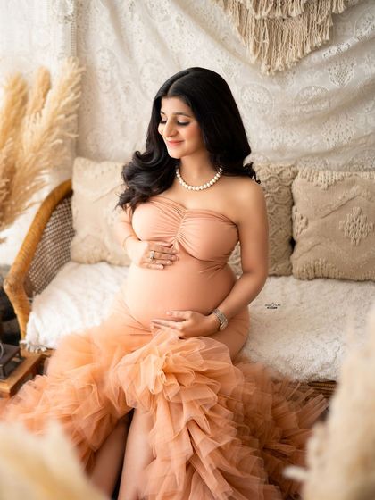 A stunning solo portrait of the mamma-to-be in a peach ruffled gown. The boho backdrop complements the romantic feel of the dress perfectly.