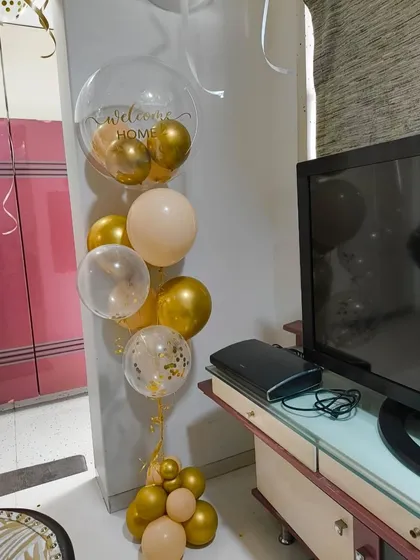 A simple yet elegant welcome home balloon bunch. The arrangement in gold and cream colors is a perfect small gesture to celebrate a loved one's return.