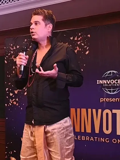 Hosting 'Innvotsav' for Innocept Solutions. Here I adopted a traditional look to match the event's theme of 'Celebrating Oneness'.